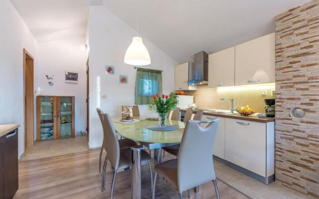 Beautiful Home in Vinisce With Wifi and 4 Bedrooms