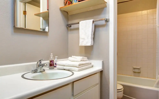 Classic 1BR Mountain Condo by RedAwning