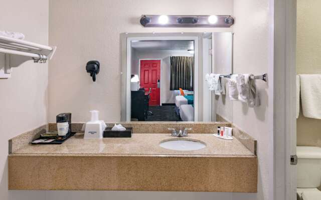 Howard Johnson by Wyndham Houston Hobby Airport