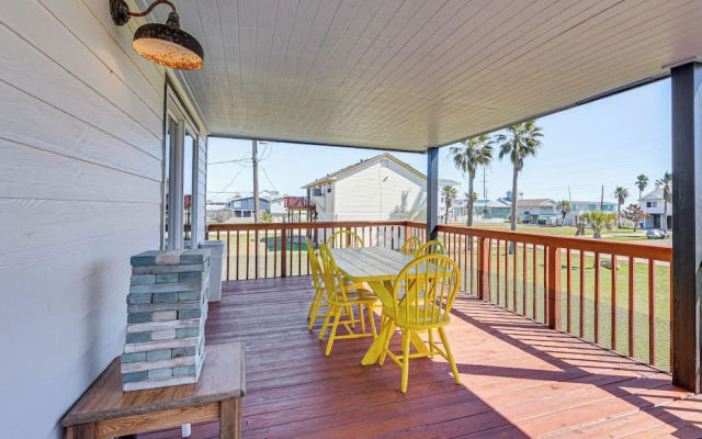 Pet-friendly Galveston Home: Walk to Beaches!