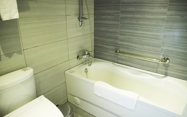 Green World Triplebeds Hotel