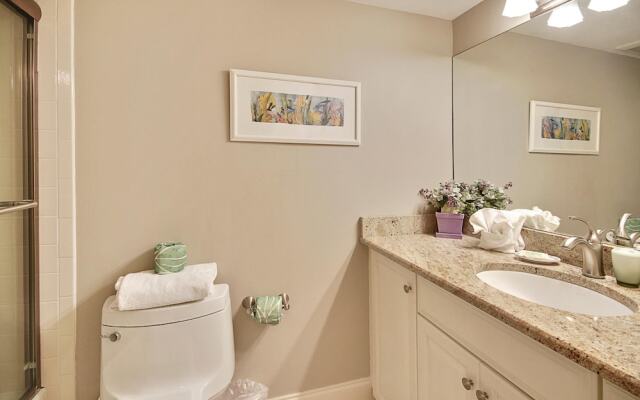 Trillium 2C Beach Front Condo With Private Balcony/pool!