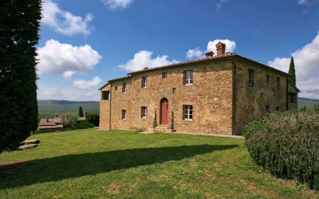 Majestic Farmhouse in Lucignano With Swimming Pool