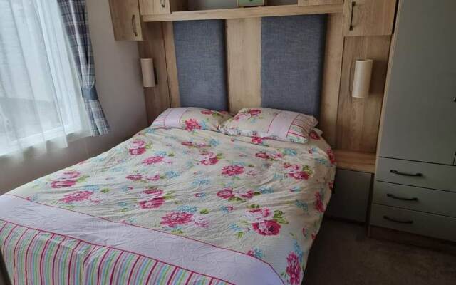 Stunning 2-bed Caravan in Prestatyn dog Friendly