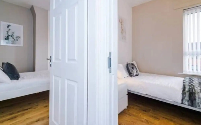Spacious 4-Bed House Manchester