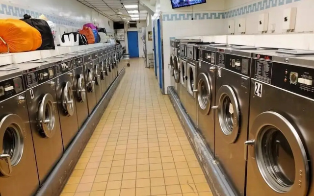 2 Bedroom Apartment with 3 Beds and Kitchen