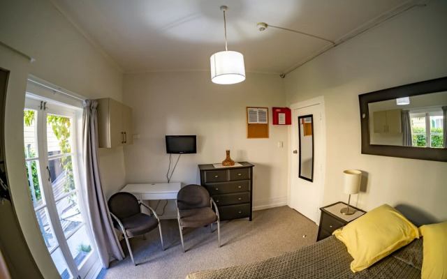 The Red Monkey Travellers' Lodge - Hostel