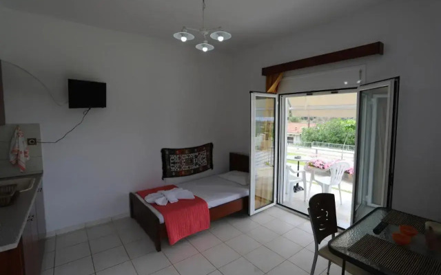 Eretria Cozy Home - Spacious Garden Retreats