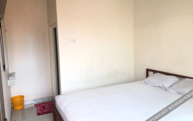 Simple Room at Kost Harian 45