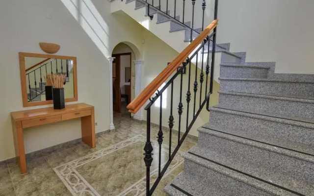 8-bed Villa in Vilamoura-sleeps-playground-pool