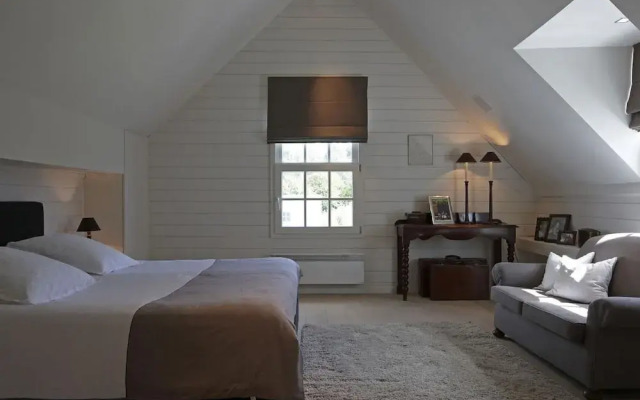 Waterfront Holiday Home in Heeg with Hot Tub
