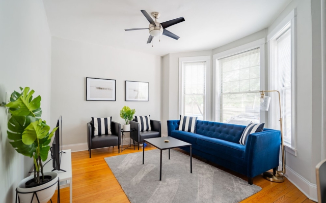 2BR Apt in Lively Ngbrhood Wrigley Field