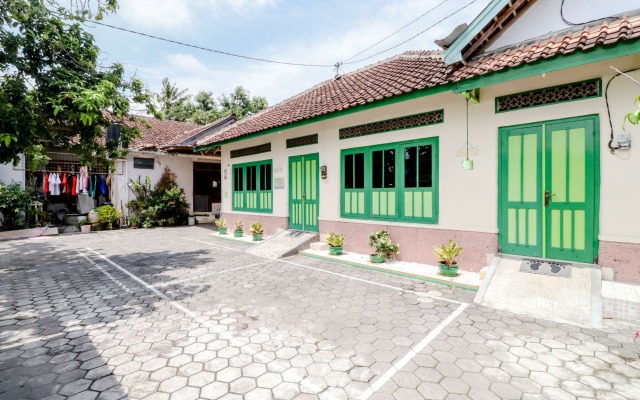 Bahagia Sederhana Home Stay - Hostel by ZUZU