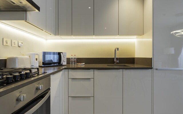 Urban Apartment in Marina Gate, Central Location!