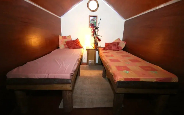 Secluded Meadow, Unique Shire Hut, Perfect Camping