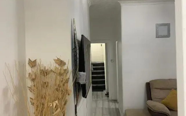 2 bed 1st floor Apartment-own entrance & parking