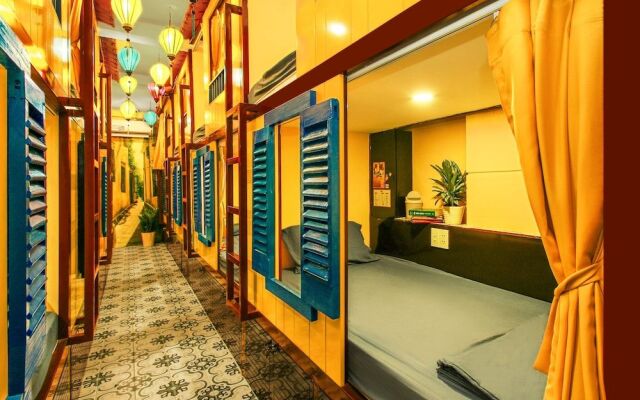 Grandma Lu - Banh Mi Coffee  Hostel