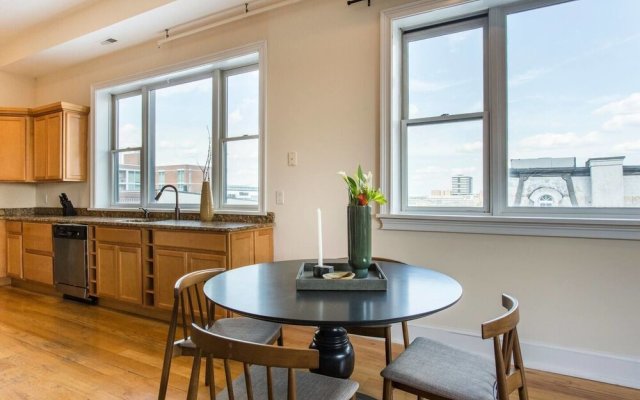 Spacious 2 Br Apt In Center City By Domio