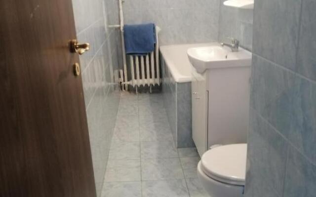 Apartament 3 camere semidecomandat