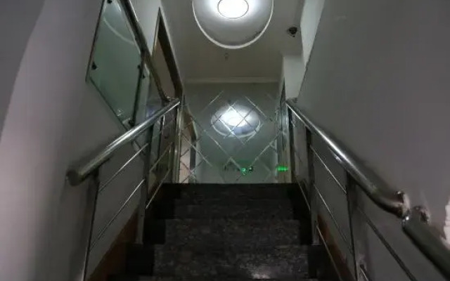 99 Inn Chain (Shanghai Xincun Road Subway Station)