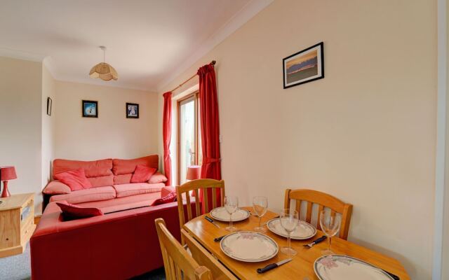 Modern Holiday Home in Wisemans Bridge With Terrace