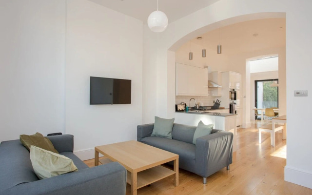 Newly Refurbished Modern 3 Bedroom Apartment in Affluent Fulham