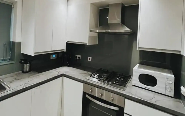 Stunning 3-bed House in Oldbury
