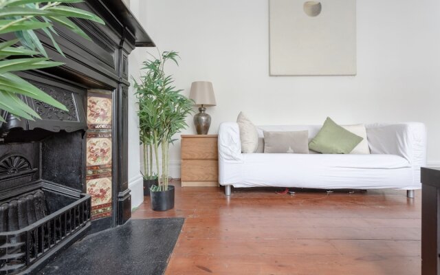 Spacious 4 Bedroom House Close to Tooting Station
