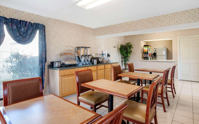 Econo Lodge Pearl