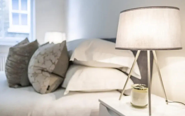 Modern Two Bedroom Apartment in Hammersmith -205a