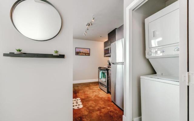 Upscale 2BR Condo - King Bed - Stunning City Views
