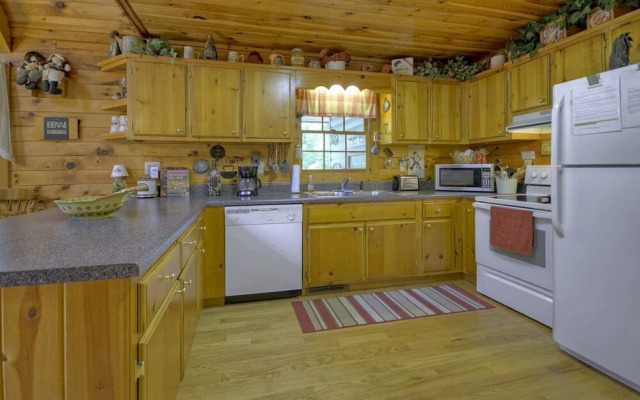 Snuggle Inn & Treehouse