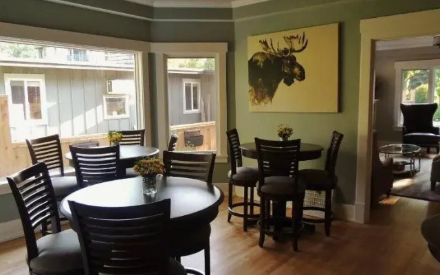 Huff House Inn and Cabins