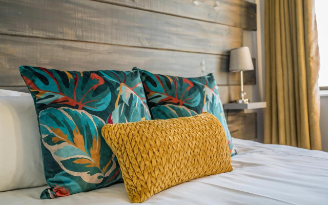 Beacon Wharf , George Hay 5 Seafront Accommodation