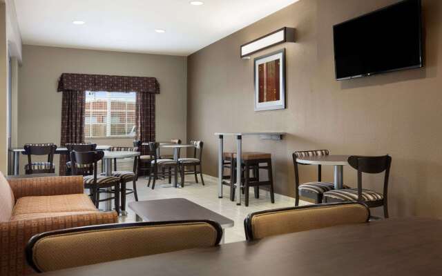 Microtel Inn & Suites by Wyndham Kenedy/Karnes City