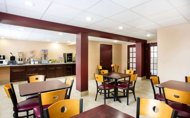 Super 8 by Wyndham Chester/Richmond Area