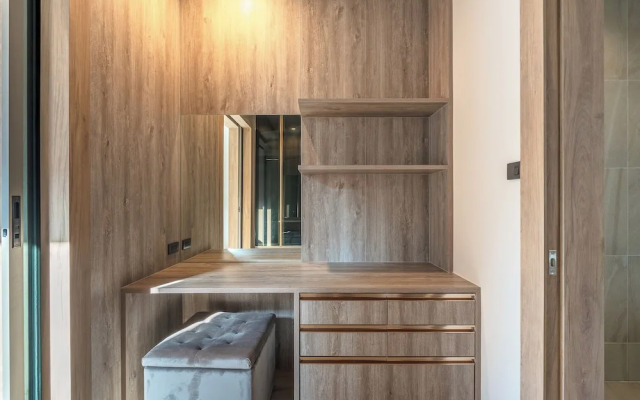 Near Beach & Famous Boat Ave V217