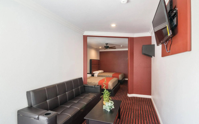 Rodeway Inn & Suites