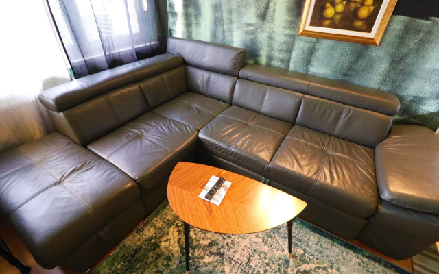 Naomi app,Netflix,between bus and train station