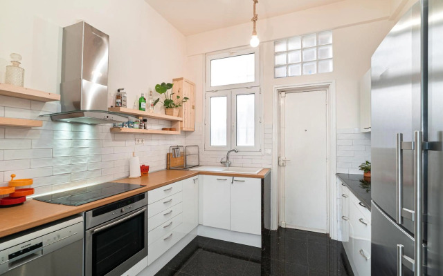 Spacious & Artistic Retro 2 Bedrooms Apt + SAUNA