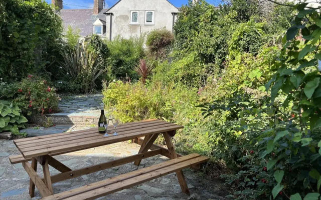 Traditional 3-bed Cottage, Log Burner & Sea Views!