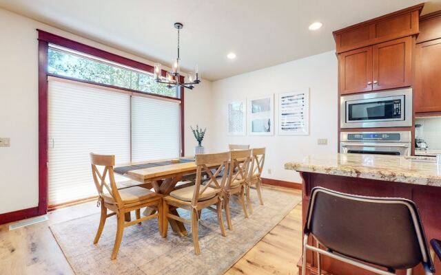 Timbers 15 Private Hot Tub, 2 Car Garage, Washer Dryer, Large Townhouse by RedAwning