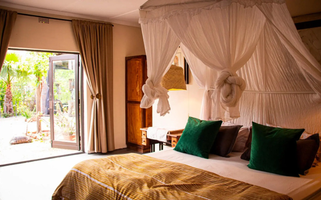 Ebonymoon Guest House and Studio