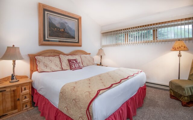 Snowfox #302 2 Bedroom Condo by RedAwning