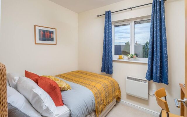 Cozy 2 bed Room Flat, Walking Distance From Excel