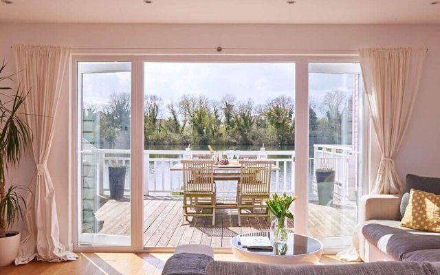 Stylish family-friendly lakeside retreat in the Cotswold Water Park