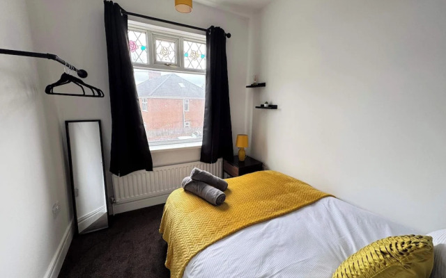 City Centre-4 Br-sleeps 7-garden-free Parking