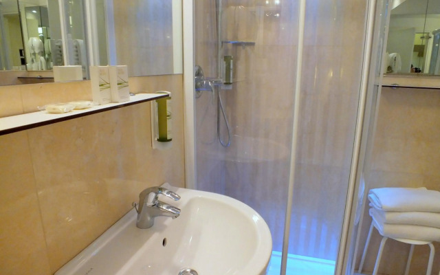Leone Hotel