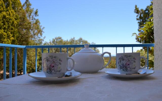 Casa indipendente immersa nel verde con vista mare