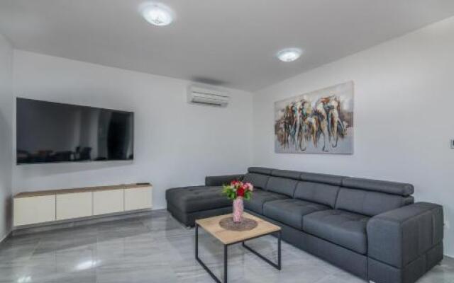 Elle Luxury Apartments Vanta?I?I